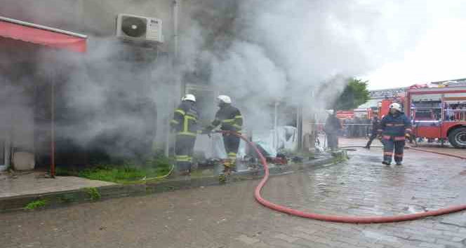 Bobinaj dükkanı alevlere teslim oldu