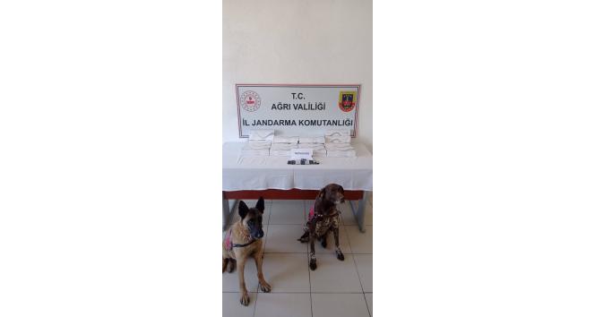 Ağrı’da İran plakalı otobüste 82 uyuşturucu hap ile 300 paket kaçak sigara ele geçirildi