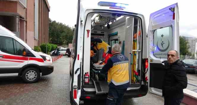 Minibüs ile otomobil çarpıştı; 1 ölü, 6 yaralı