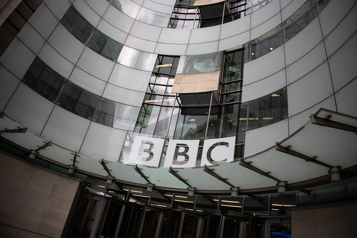 BBC Yönetim Kurulu Sharp görevinden istifa etti