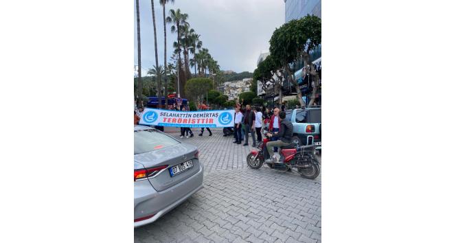 Alanya’da Ekrem İmamoğlu’na pankartlı protesto