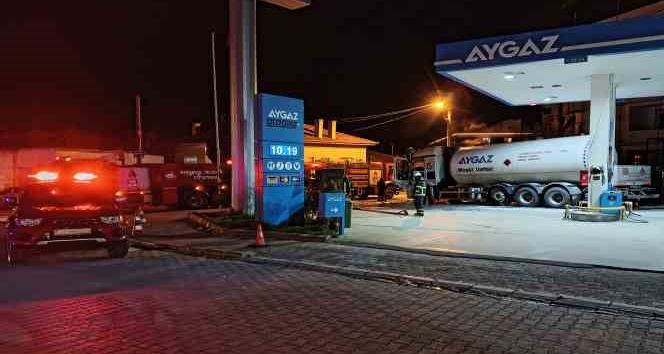 Benzin istasyonunda tanker alev aldı, faciadan dönüldü