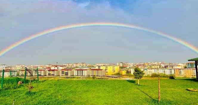 Yağmur sonrası çıkan gökkuşağı mest etti