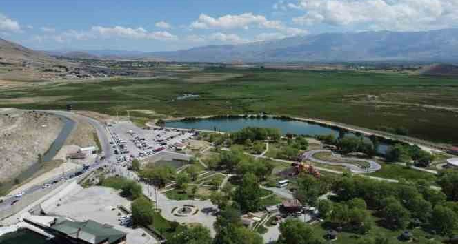 Havaların ısınmasıyla Ekşisu’ya vatandaş akını