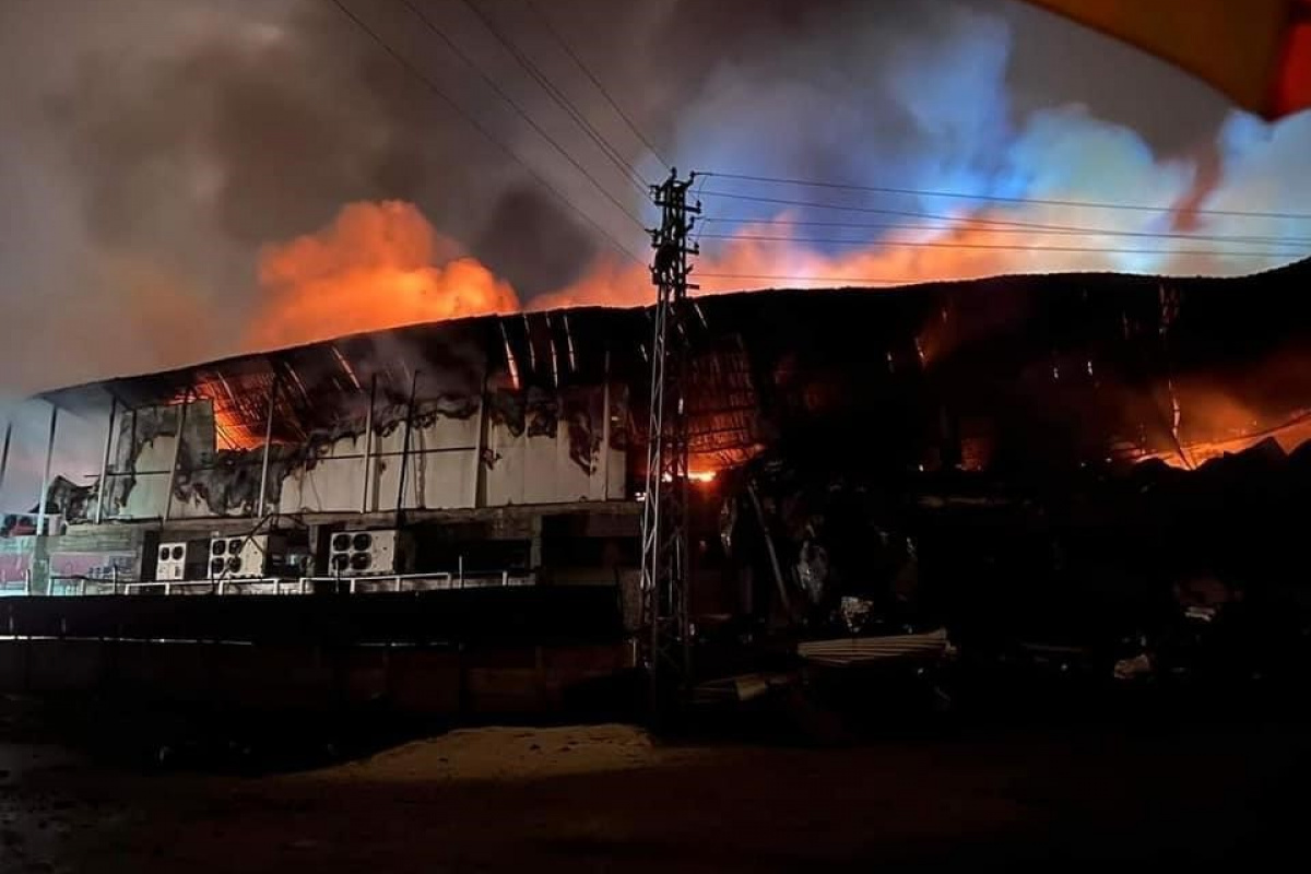 Elazığ&#039;da tavuk fabrikası alev alev yandı