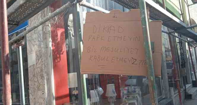 İnşaat demirlerine asılı düşündüren uyarı yazısı