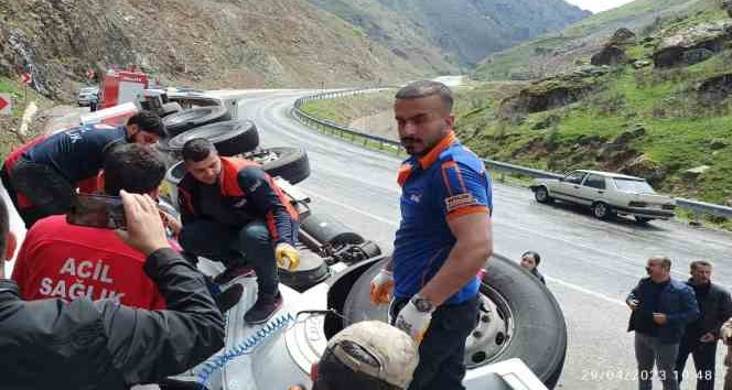 Bitlis’te yakıt dolu tır devrildi: 1 yaralı