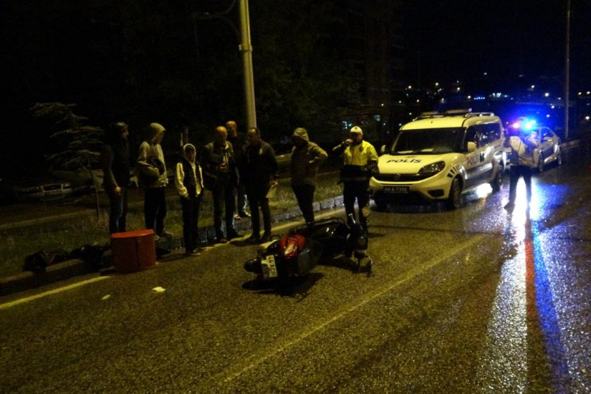 Malatya&#039;da hafif ticari araç motokuryeye çarpıp kaçtı: 2 yaralı