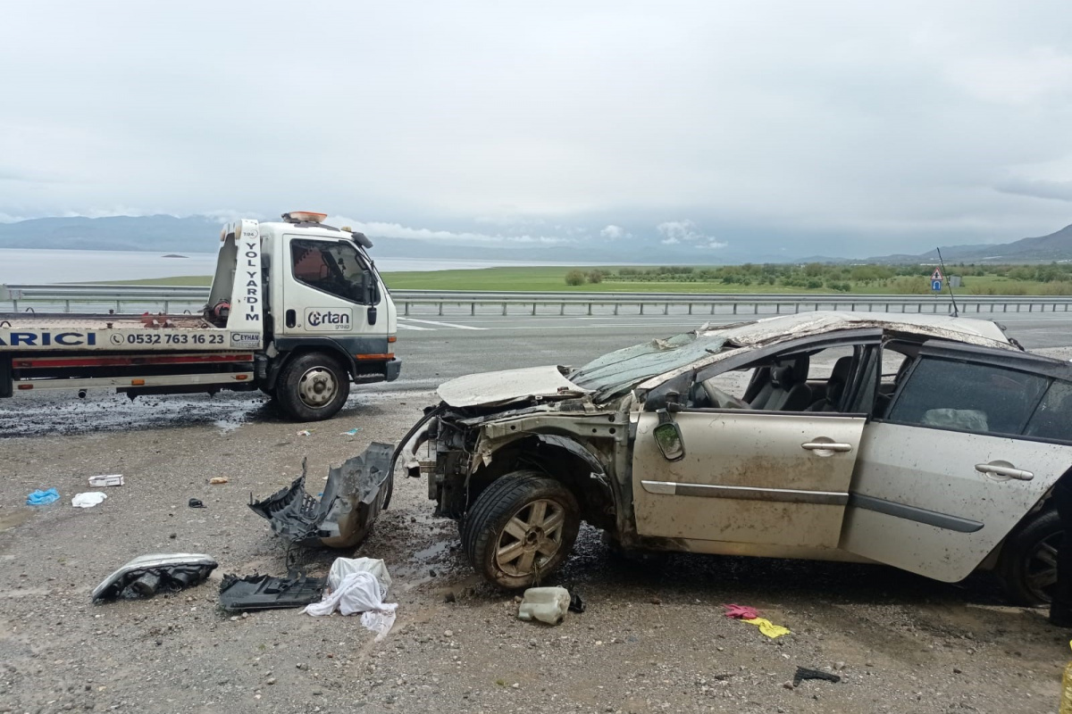 Elazığ&#039;da otomobil takla attı: 3 yaralı