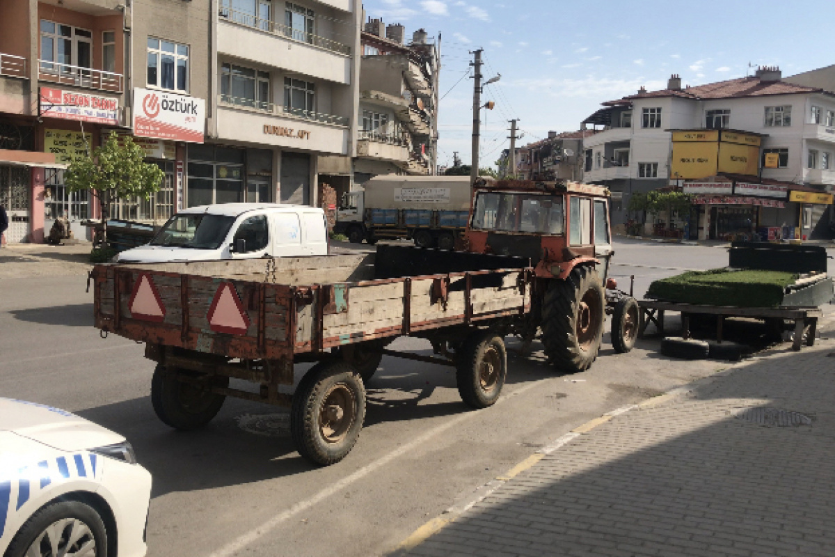 Ehliyetsiz traktör sürücüsü polisten kaçamadı