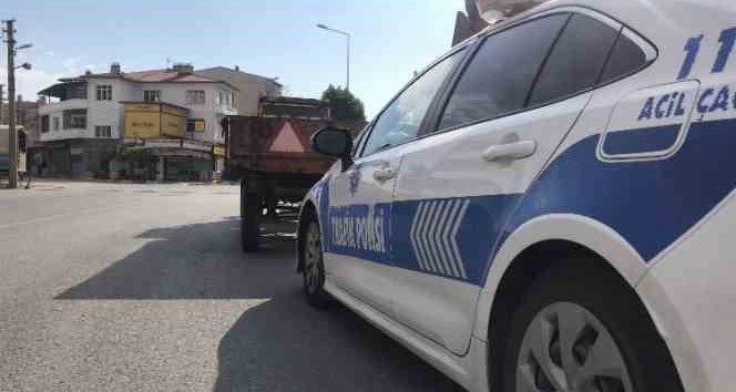 Ehliyetsiz traktör sürücüsü polisten kaçamadı