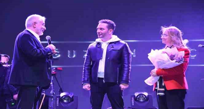 Isparta Belediyesinin Çocuk Festivalinde Oğuzhan Koç sahne aldı