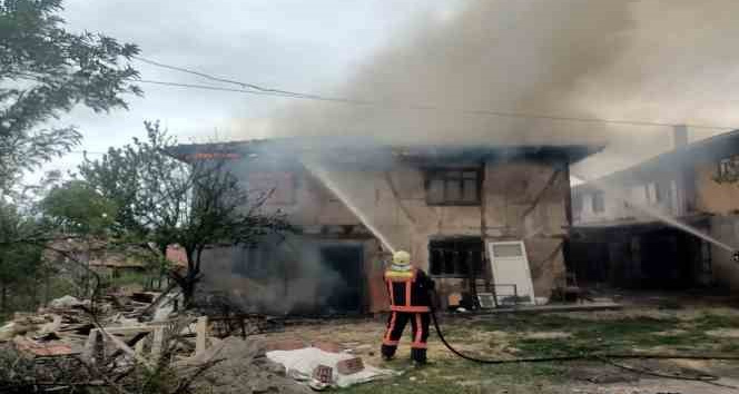 Köyde çıkan yangında bir ev alev alev yandı