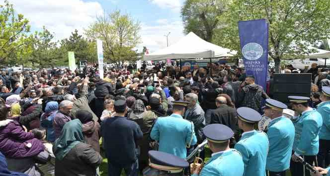Bakan Akar ile Başkan Büyükkılıç, Kayserililerle Piknikte Kucaklaştı