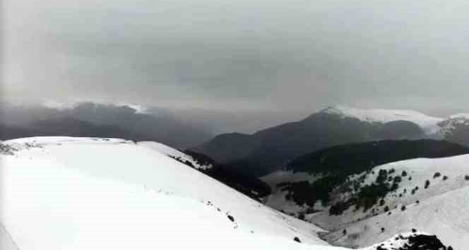 Nisanda kar sürprizinin yaşandığı Ardahan’da araçlar yolda kaldı