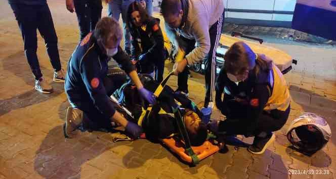 Otomobil çarpmasıyla sürüklenen motosiklet sürücüsünün hayatını başındaki kask kurtardı