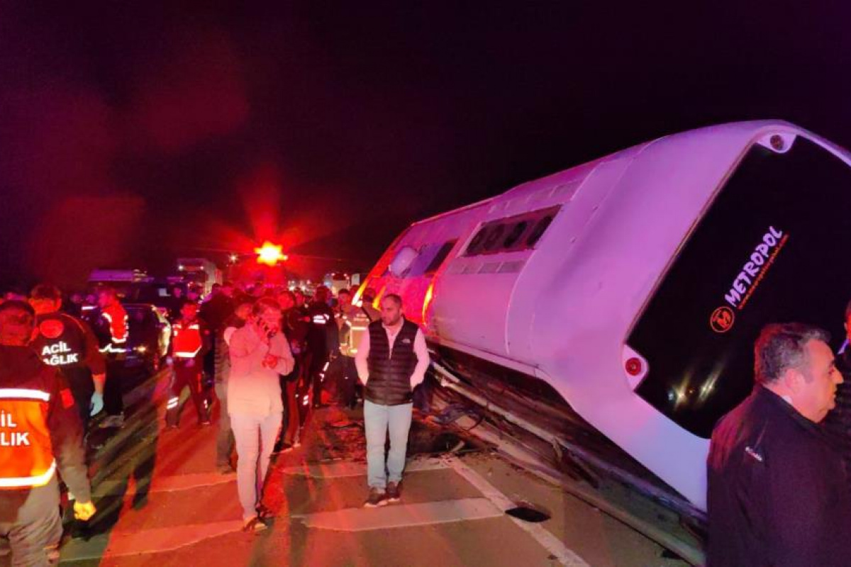 Bursa'da öğrencileri taşıyan tur otobüsü kaza yaptı: 3 ölü, 44 yaralı