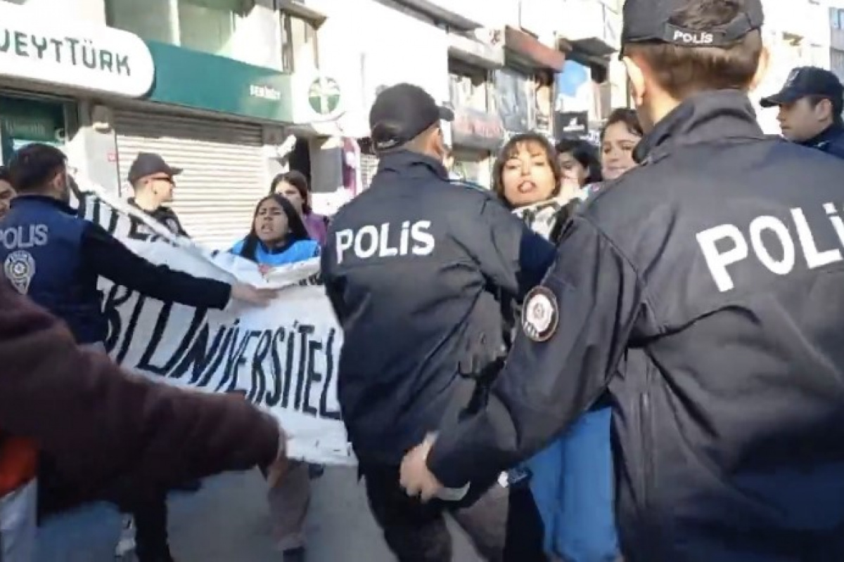 İzinsiz olarak Taksim&#039;e yürümek isteyen gruplara polis müdahalesi