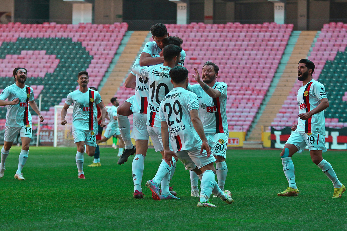 Eskişehirspor lideri devirerek ligde kalma umutlarını sürdürdü