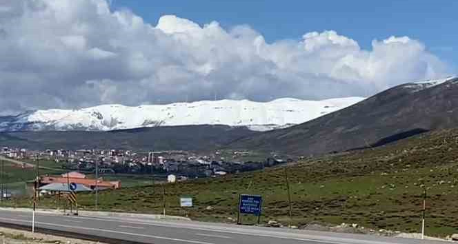 Karlıova’nın yüksek tepeleri beyaza büründü