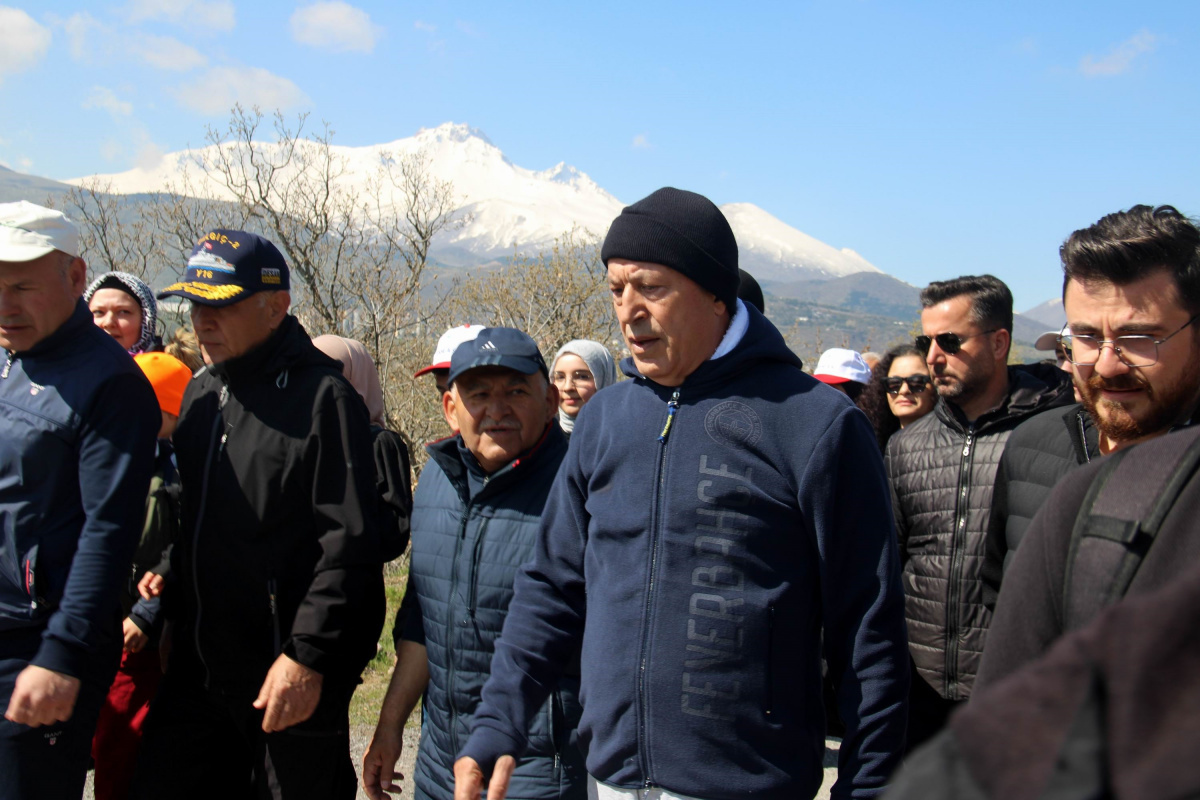 Bakan Akar: '40 yıldır milletimizin başına musallat olan beladan asil milletimizi kurtaracağız'