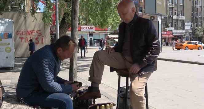 44 yıldır aynı yerde tezgah açıyor, çocuklarını ayakkabı boyayarak okuttu