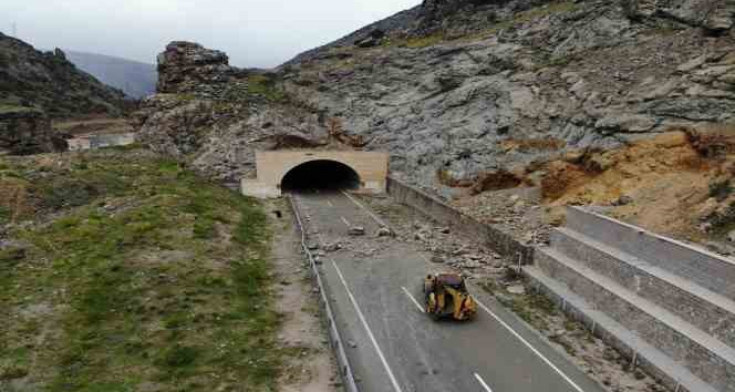 Gümüşhane’de meydana gelen heyelanda dev kayalar karayolunu ulaşıma kapattı!