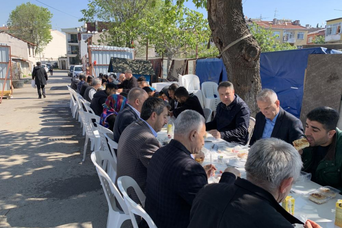 AK Parti Milletvekili adayları, 1 Mayıs’ta kağıt toplayıcılarla kahvaltıda buluştu
