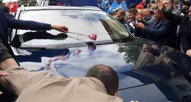 Togg’u karşısında gördü eğilip kaputunu öptü