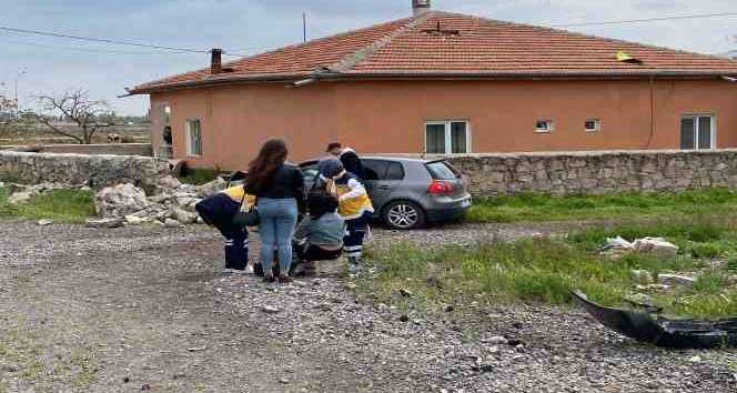 Virajı alamayan otomobil evin duvarına çarptı: 3 yaralı