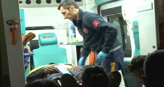 Devrilen iş makinesinin kabininde sıkışan operatörü itfaiye kurtardı