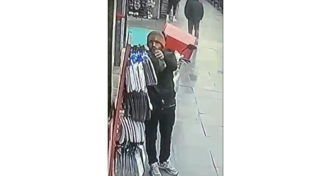 Gaziosmanpaşa’da şapka ve çorap çalan şahıs kameraya yansıdı