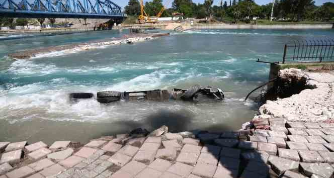 Çöken yol onarılırken tekrar çöktü, işçiler ölümden döndü
