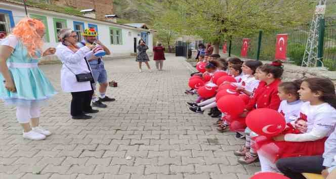 Mesafe tanımayan fedakar diş doktoru, kendini köy çocuklarına adadı