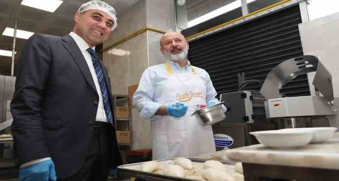 Başkan Çolakbayrakdar, glütensiz yağlama ve ekmek pişirdi