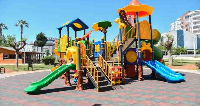 Mersin’de yakılan çocuk oyun grubu yenilendi