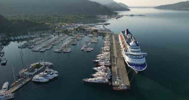 Dev yolcu gemisi bin 300 İsrailli yolcusu ile Marmaris’e geldi