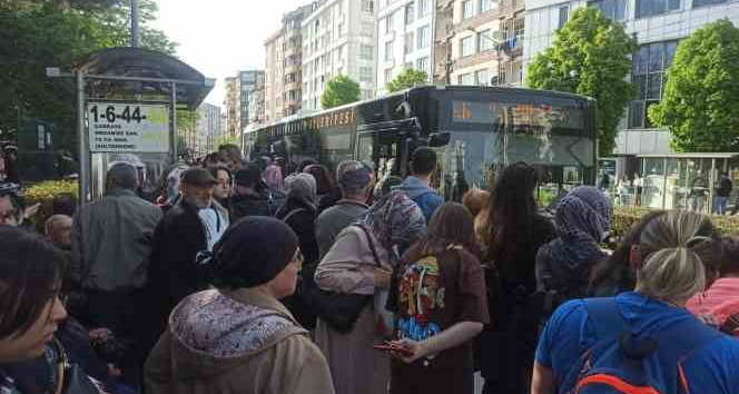 Yaklaşık 1 saat gelmeyen otobüs vatandaşları zor durumda bıraktı