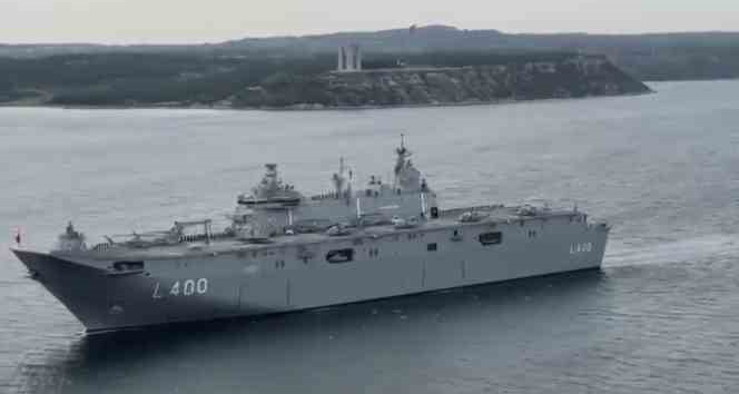 ‘TCG Anadolu’  Şehitler Abidesi’ni selamladı