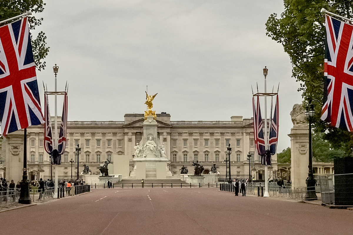 Buckingham Sarayı önünde silahlı olduğu şüphesiyle bir kişi gözaltına alındı