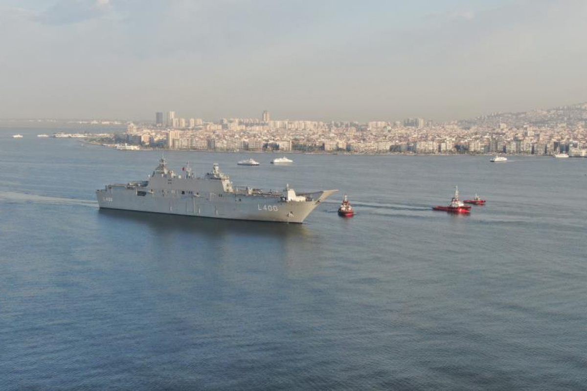 Dünyanın ilk SİHA gemisi İzmir&#039;de: TCG Anadolu İzmir limanında havadan görüntülendi