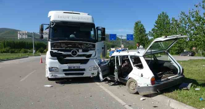 Tokat’ta tır ile otomobil çarpıştı:3 yaralı