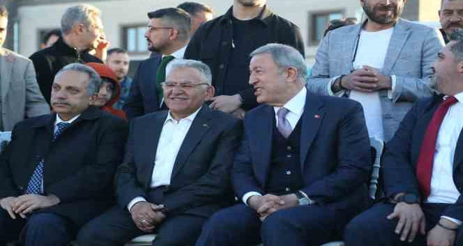 Bakan Akar’dan gençlerle keyifli buluşma