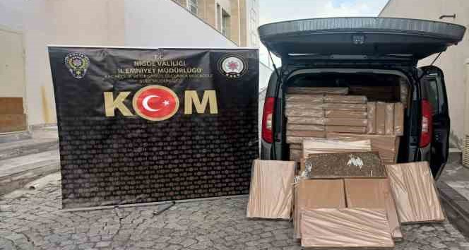 Polis ekipleri ticari araç içerisinde 375 bin dolu makaron ele geçirdi