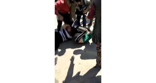 Antalya’da bıçaklı kadın mahalleliyi canından bezdirdi