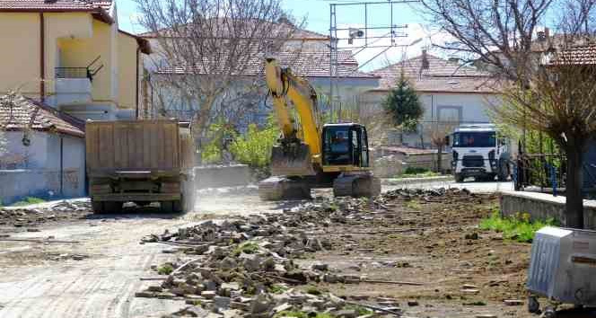 Akdağmadeni’nde yol yenileme çalışması sürüyor