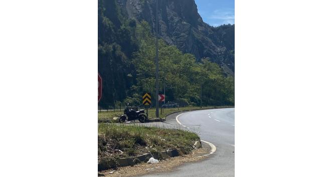 Direksiyon hakimiyetini kaybeden motosiklet sürücü yaralandı