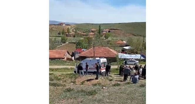 Cenaze çıkışı kabusu yaşadılar: Otomobil kalabalığa daldı, 6 kişi yaralandı