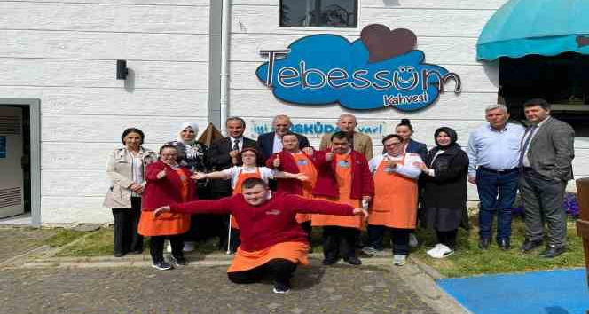 AK Partili görme engelli milletvekili adayı Cemal Donat, Üsküdar’da down sendromlu çalışanlar ile buluştu