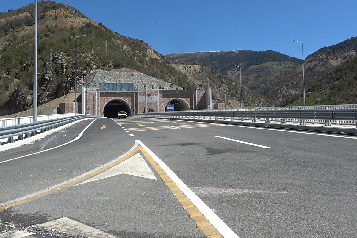 Açılışı gerçekleştirilen Zigana Tünelini kullanan vatandaşlar &#039;Dağın çilesi bitti&#039; dedi